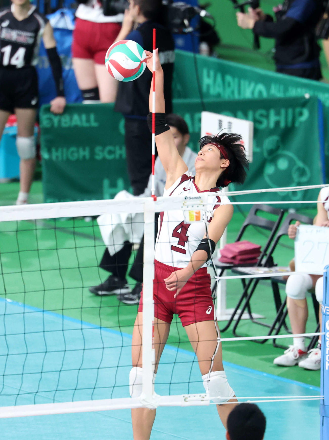 下北沢成徳対金蘭会　第3セット、スパイクを放つ下北沢成徳・イェーモン・ミャ（撮影・鈴木正人）