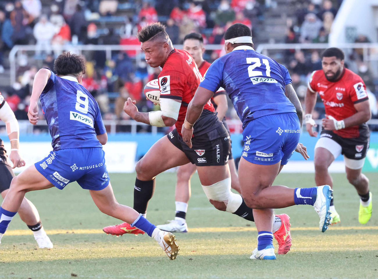 横浜対静岡　後半、個の力で突破する横浜NO8アマナキ・レレイ・マフィ（撮影・丹羽敏通）