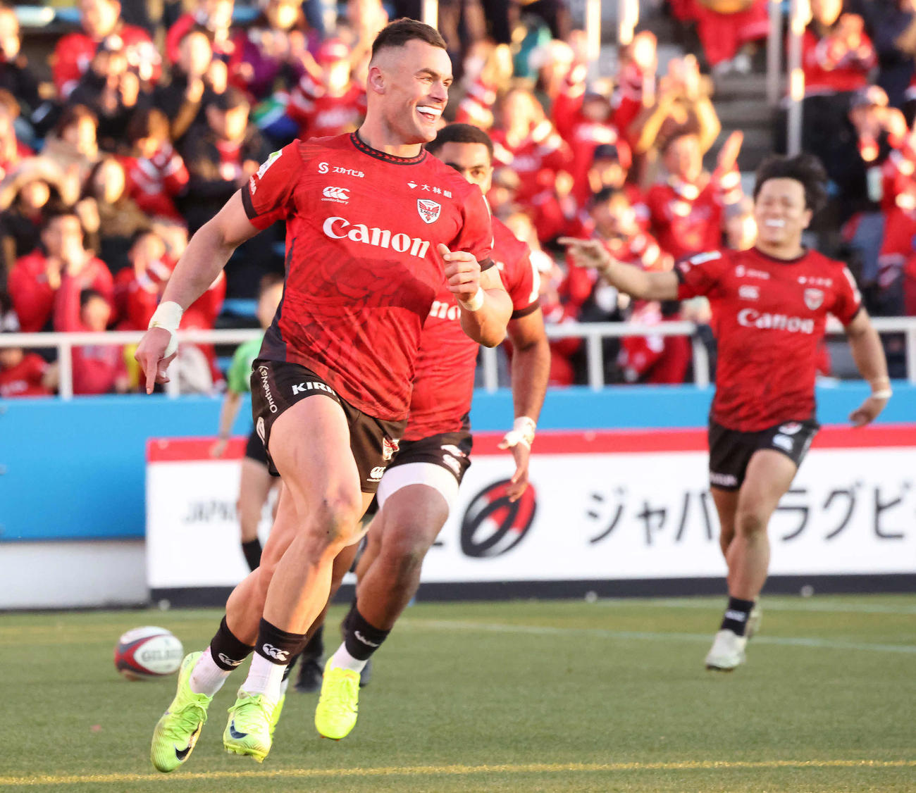 横浜対静岡　後半終了間際、トライを決めて喜ぶ横浜CTBジェシー・クリエル（撮影・丹羽敏通）