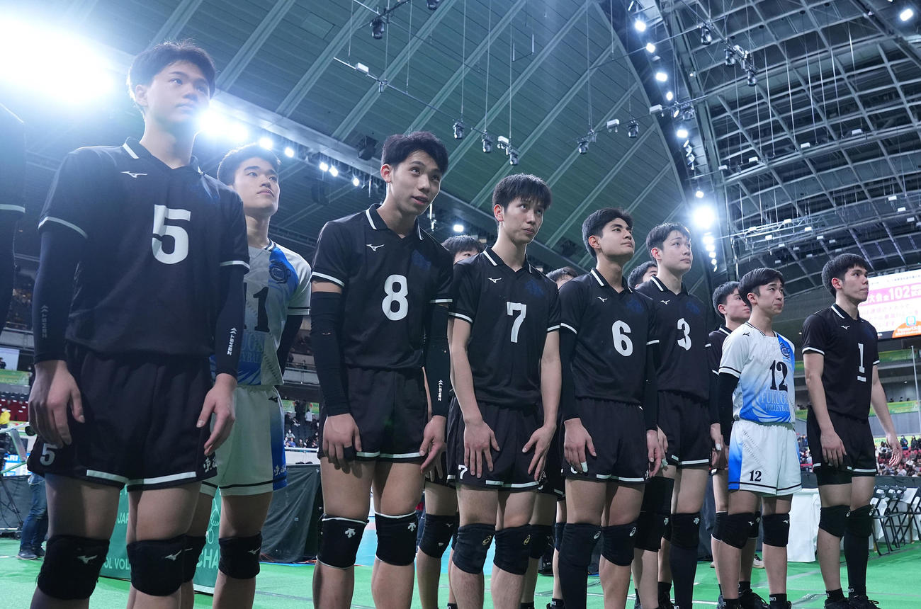 東福岡対東亜学園　決勝進出しスタンドにあいさつする東福岡の選手たち（撮影・垰建太）