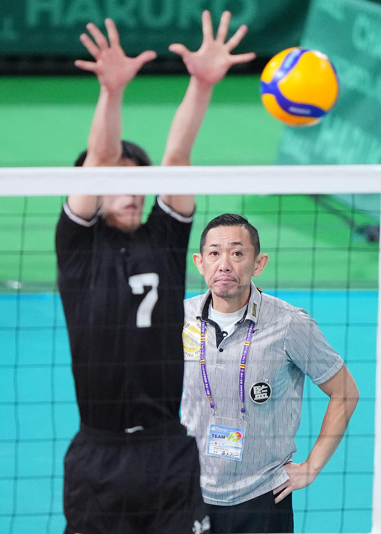 東福岡対東亜学園　戦況を見つめる東福岡・藤元監督（撮影・垰建太）