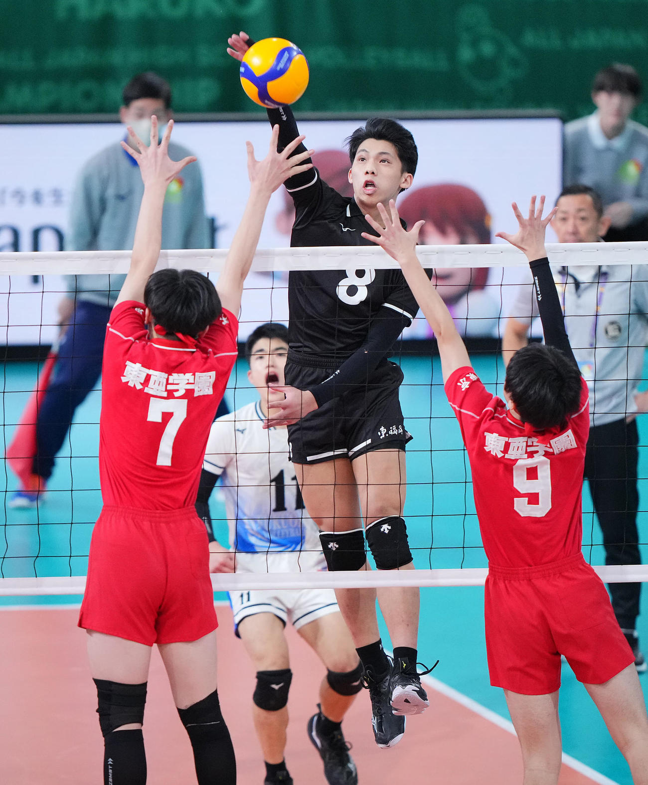 東福岡対東亜学園　第2セット、スパイクを決める東福岡・糸瀬（中央）（撮影・垰建太）