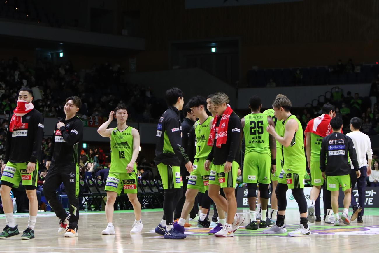 レバンガ北海道対京都　試合終了後、力なく引き揚げるレバンガ北海道の選手（撮影・奥村晶治）