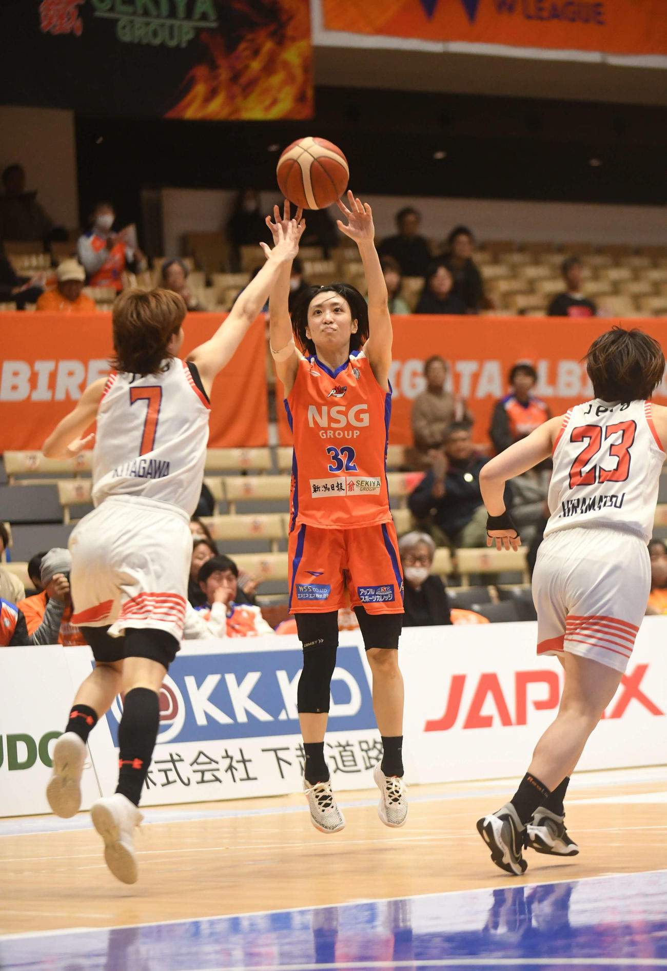 第1Q、新潟の河村がロングレンジのシュートを決める