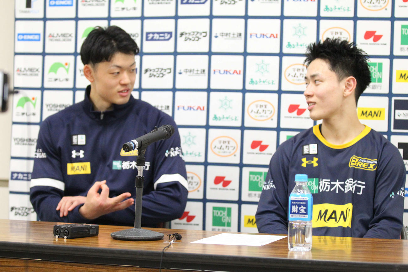 宇都宮対秋田　宇都宮ユース出身で同期だった石川裕大（右）と星川開聖は試合後に並んで会見（撮影・沢田啓太郎）