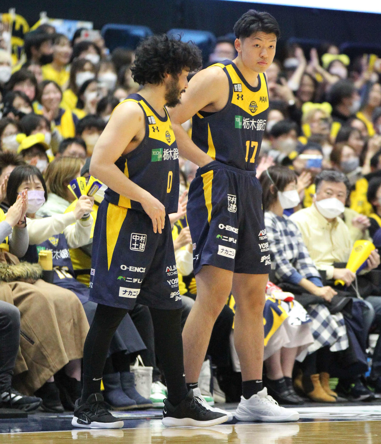 宇都宮対秋田　筑波大を辞め、プロ入りしたばかりの宇都宮の20歳・星川開聖が初出場。左は田臥（撮影・沢田啓太郎）