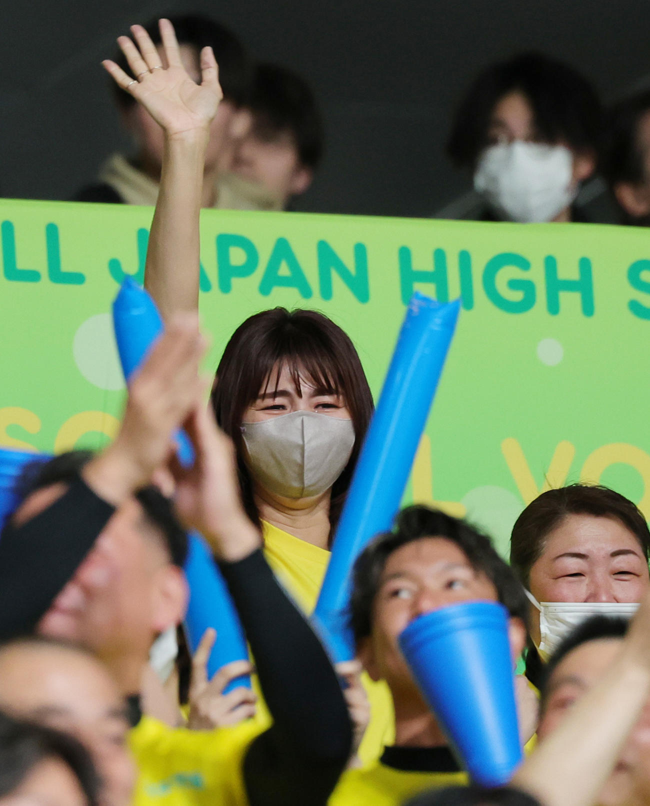 共栄学園対下北沢成徳　共栄学園・秋本美空の母の愛さんは、優勝インタビューで「優勝したぞ」と娘からの言葉を受け、感極まり手を振り返す（撮影・野上伸悟）