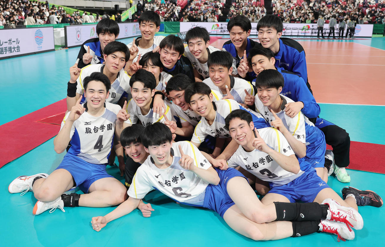 駿台学園対東福岡　優勝し喜ぶ駿台学園の選手たち（撮影・野上伸悟）