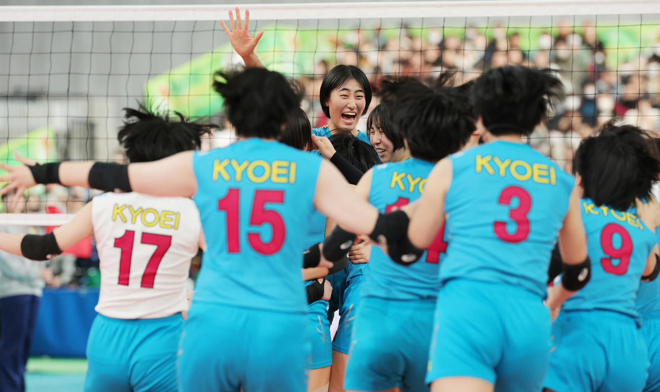 共栄学園対下北沢成徳　優勝を決め喜ぶ秋本（中央）ら共栄学園の選手たち（撮影・野上伸悟）