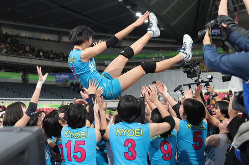 共栄学園対下北沢成徳　優勝し胴上げされる共栄学園・秋本（撮影・野上伸悟）