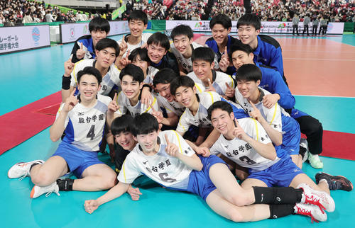 駿台学園対東福岡　優勝し喜ぶ駿台学園の選手たち（撮影・野上伸悟）