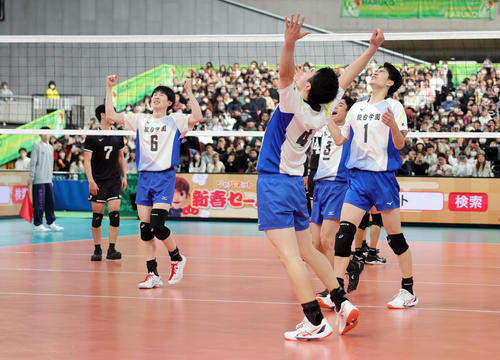 駿台学園対東福岡　優勝し喜ぶ駿台学園の選手たち（撮影・野上伸悟）