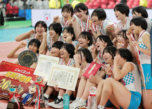 共栄学園対下北沢成徳　優勝し喜ぶ共栄学園の選手たち。前列左端は秋本（撮影・野上伸悟）