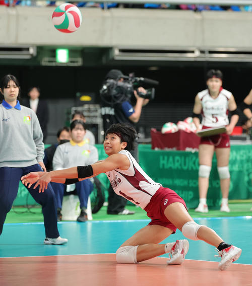 共栄学園対下北沢成徳　第2セット、好レシーブをみせる下北沢成徳・イェーモン・ミャ（撮影・野上伸悟）