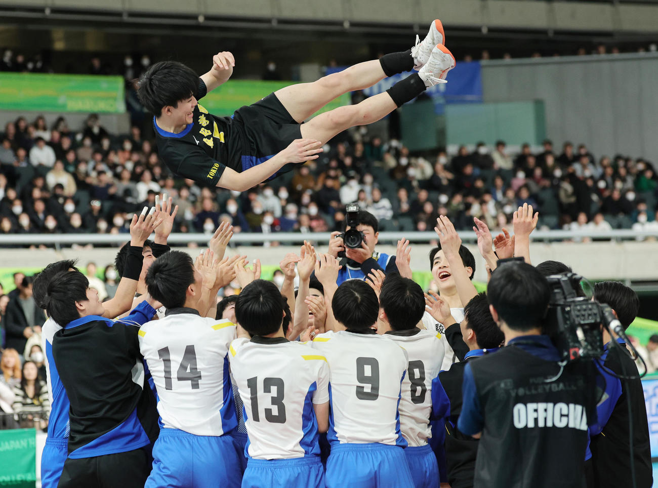 駿台学園対東福岡　優勝し胴上げされる駿台学園・谷本主将（撮影・野上伸悟）