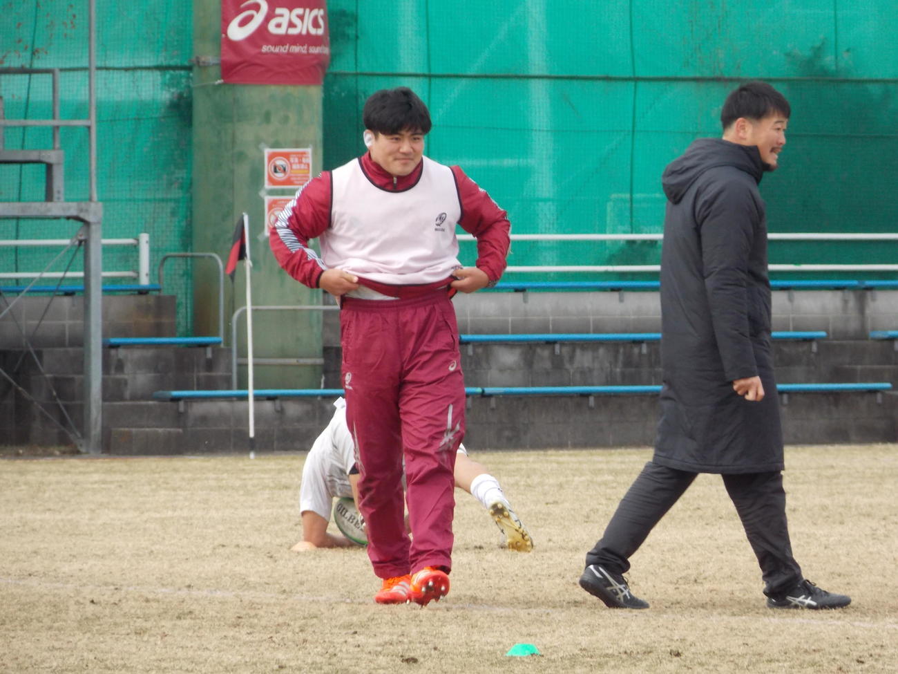 全国大学選手権決勝に向けての練習で充実の表情を見せる早大の佐藤健次主将（中央）（撮影・松本航）