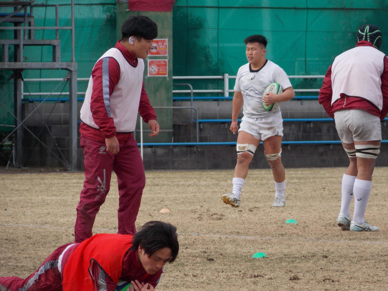 全国大学選手権決勝に向けての練習に取り組む早大の佐藤健次主将（左から2人目）（撮影・松本航）
