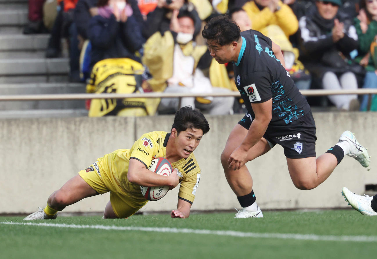 東京SG対東京ベイ　前半、トライを決める東京SG高本（左）（撮影・宮地輝）