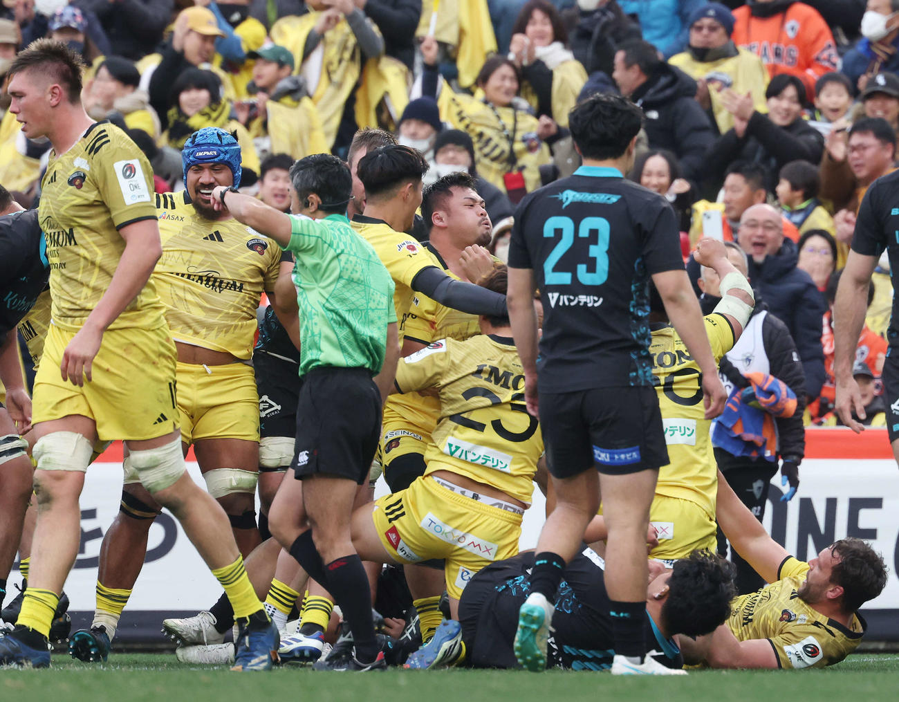 東京SG対東京ベイ　後半、同点のトライを決めた東京SG呉（中央）（撮影・宮地輝）