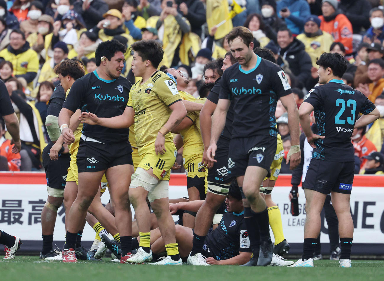 東京SG対東京ベイ　後半、同点のトライを決め雄たけびを上げる東京SG呉（中央）（撮影・宮地輝）