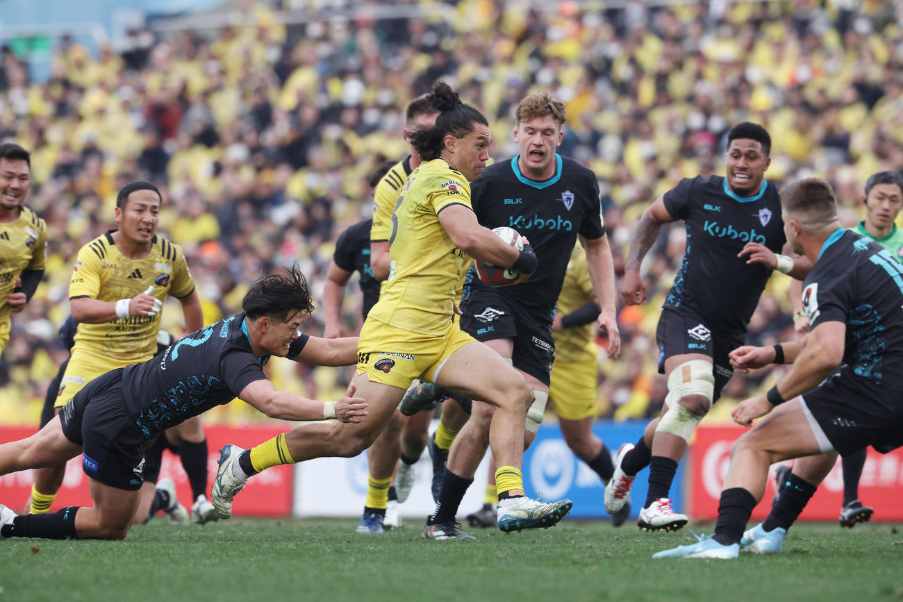 東京SG対東京ベイ　後半、トライを決める東京SGプニバイ（中央）（撮影・宮地輝）