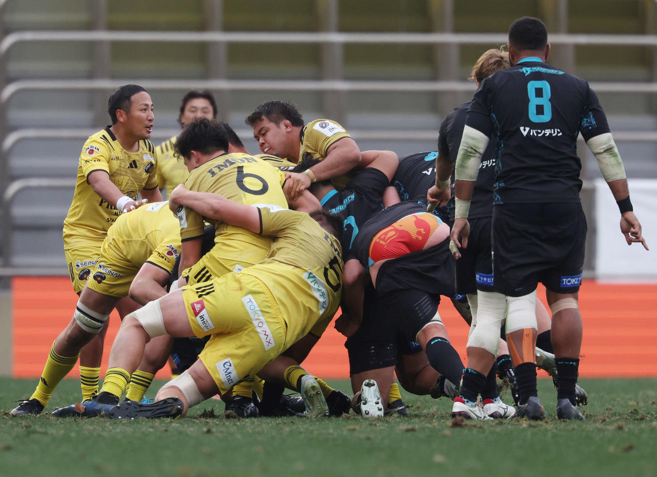 東京SG対東京ベイ　後半、パンツが脱げる東京ベイのブルブリング（中央）（撮影・宮地輝）