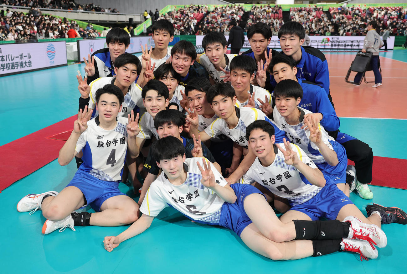 駿台学園対東福岡　高校3冠と3連覇を達成し喜ぶ駿台学園の選手たち（撮影・野上伸悟）