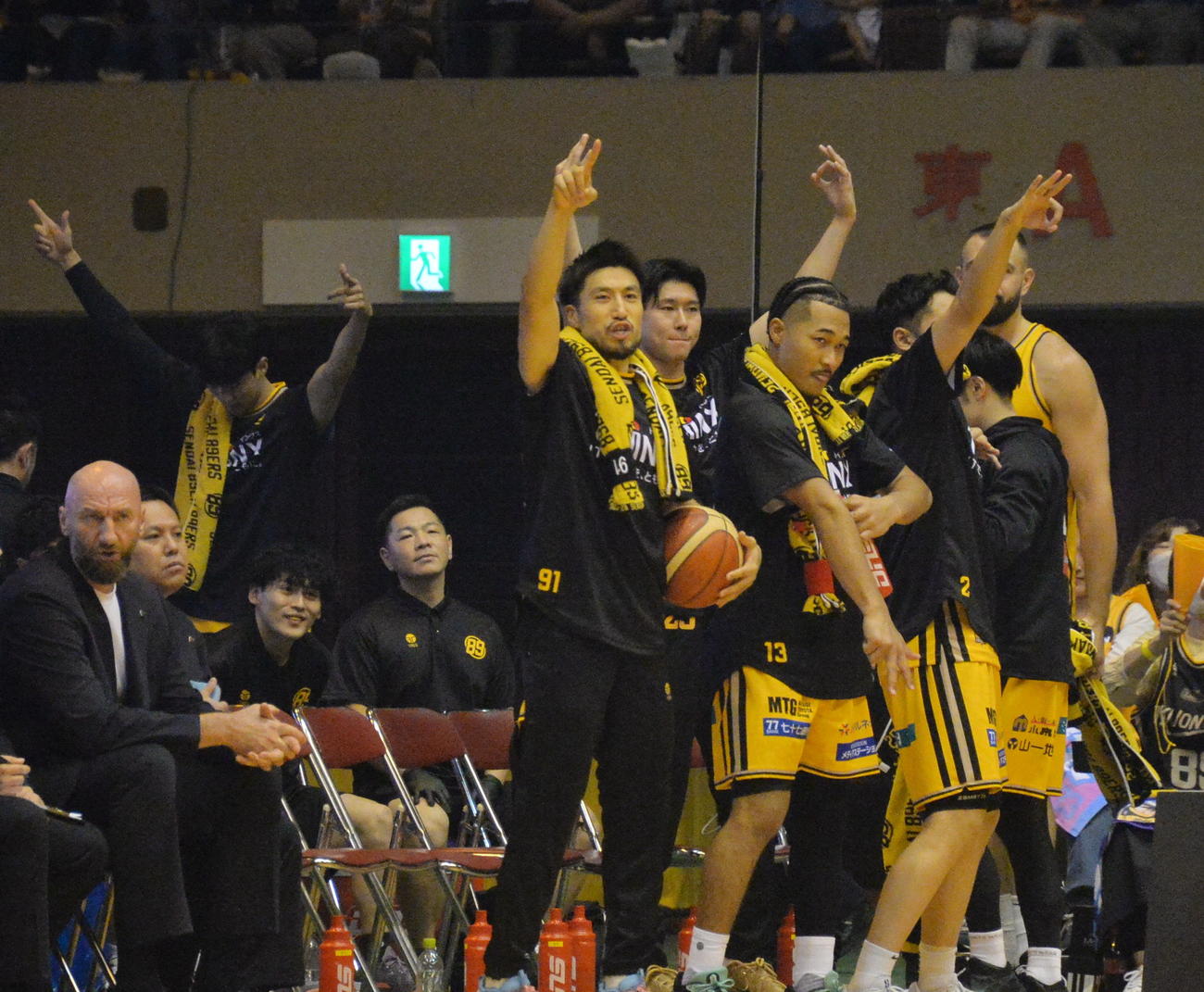 仙台対横浜BC　チームを鼓舞するB1仙台・片岡（中央）（撮影・浜本神威）