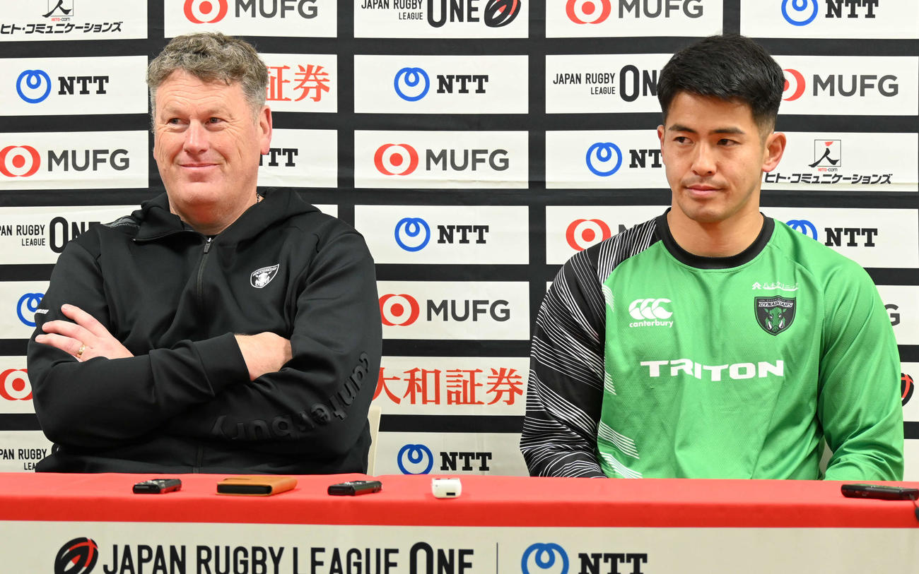 試合後会見に臨む相模原グレン・ディレーニーHC（左）と岩村昂太（撮影・飯岡大暉）