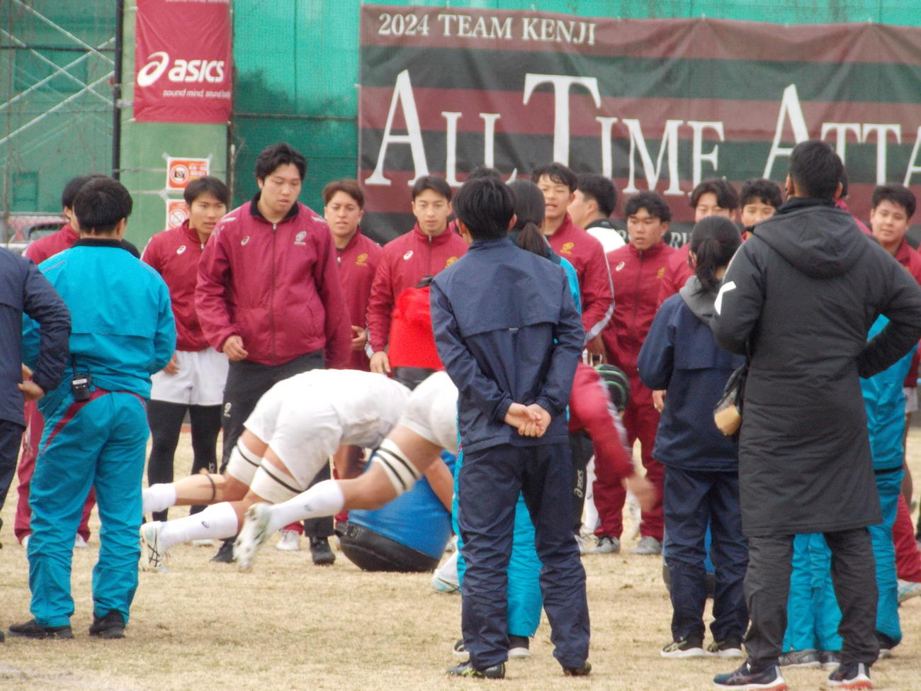 全国大学選手権決勝で戦う帝京大と同じ赤のジャージーを着せてタックル練習を行う早大の選手たち（撮影・松本航）