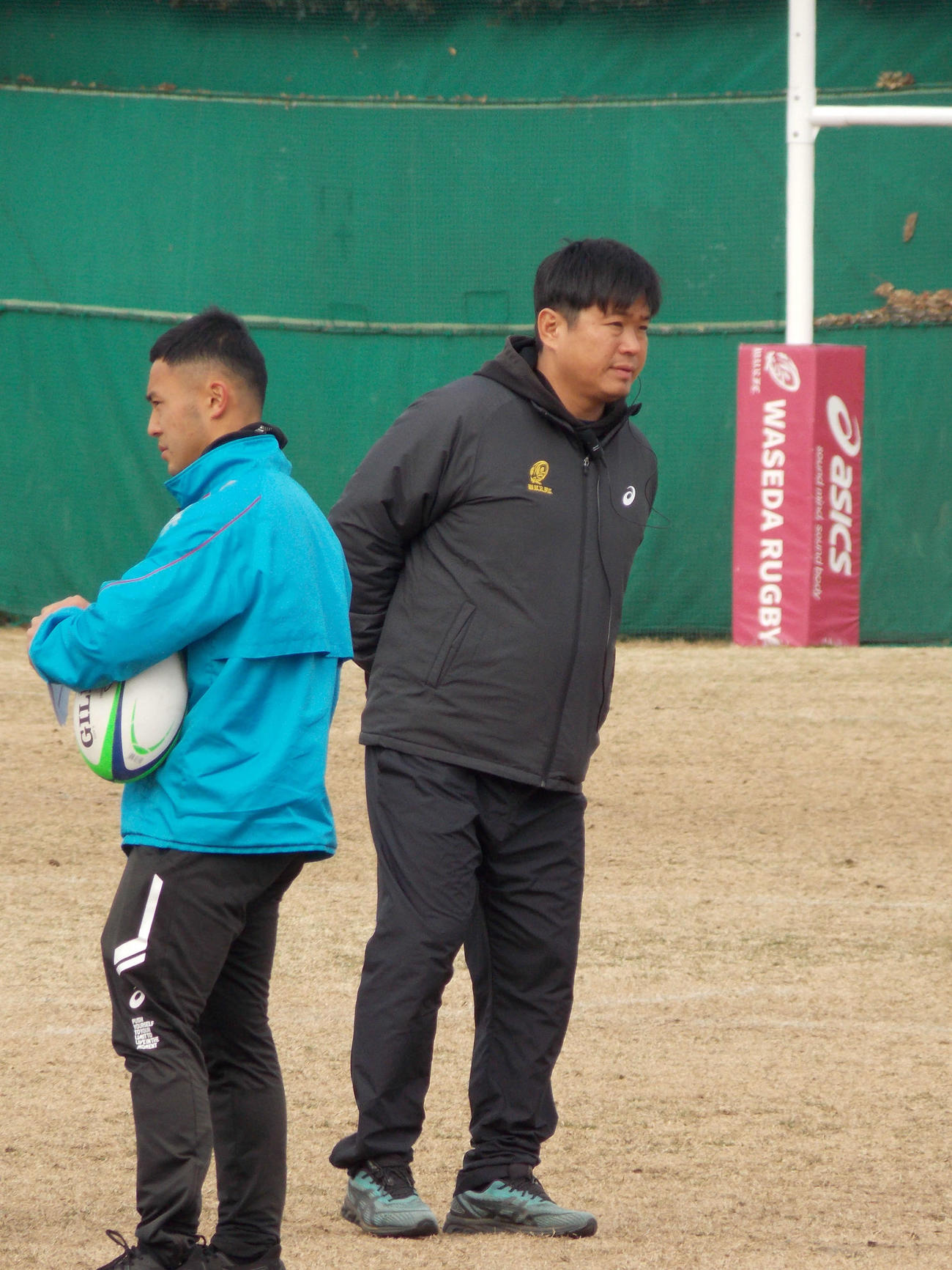 全国大学選手権決勝に向けての練習を見守る早大の大田尾竜彦監督（右）（撮影・松本航）