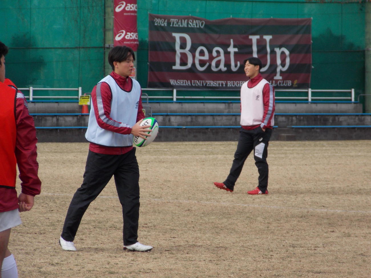 全国大学選手権決勝に向けて調整する早大SO服部亮太（中央）（撮影・松本航）