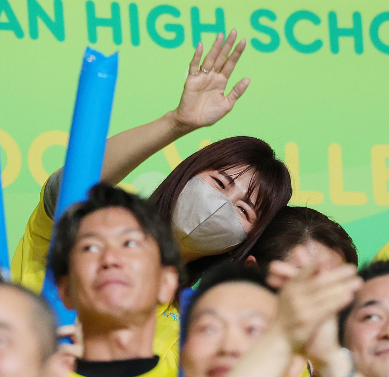共栄学園対下北沢成徳　共栄学園・秋本美空の母愛さんは、優勝インタビューで「優勝したぞ」と娘からの言葉を受け、感極まり手を振り返す（撮影・野上伸悟）