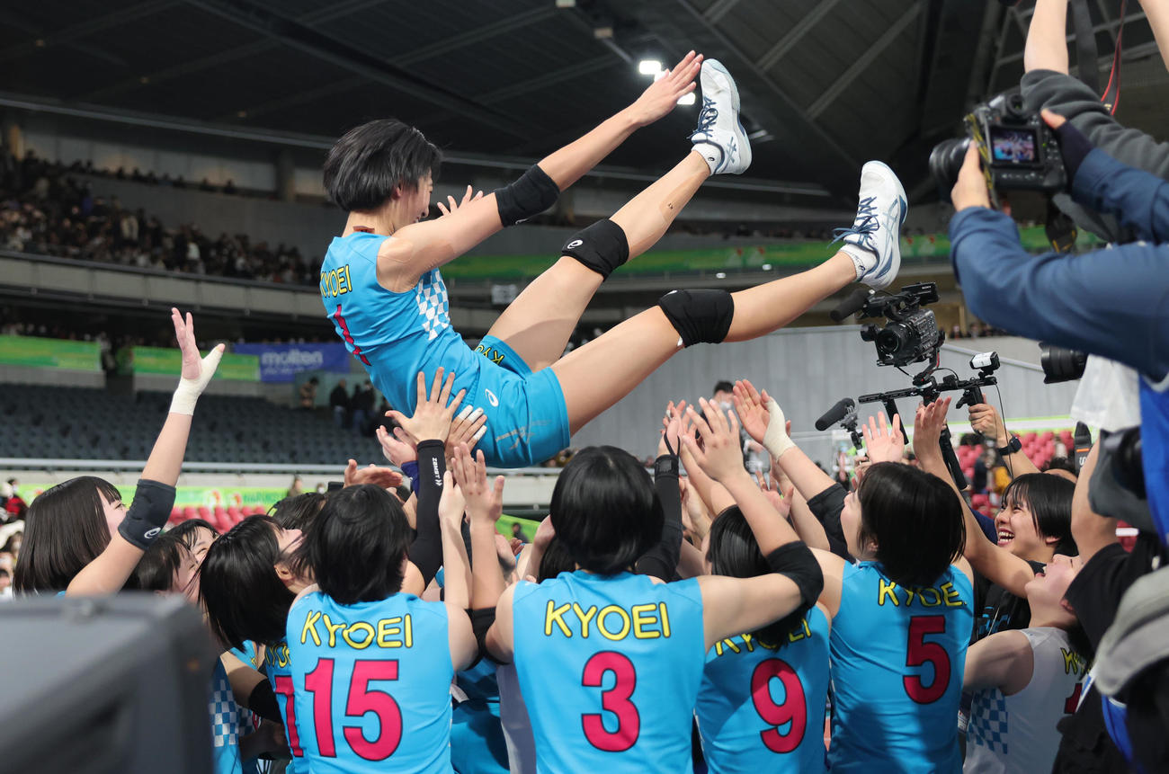 共栄学園対下北沢成徳　優勝し胴上げされる共栄学園・秋本（撮影・野上伸悟）