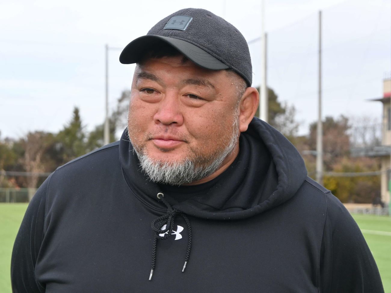 決勝前日の練習を終え取材に応じる帝京大の相馬監督（撮影・飯岡大暉）