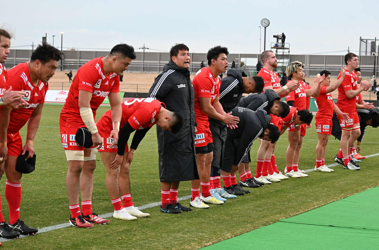 試合後にあいさつする神戸のメンバー（撮影・飯岡大暉）