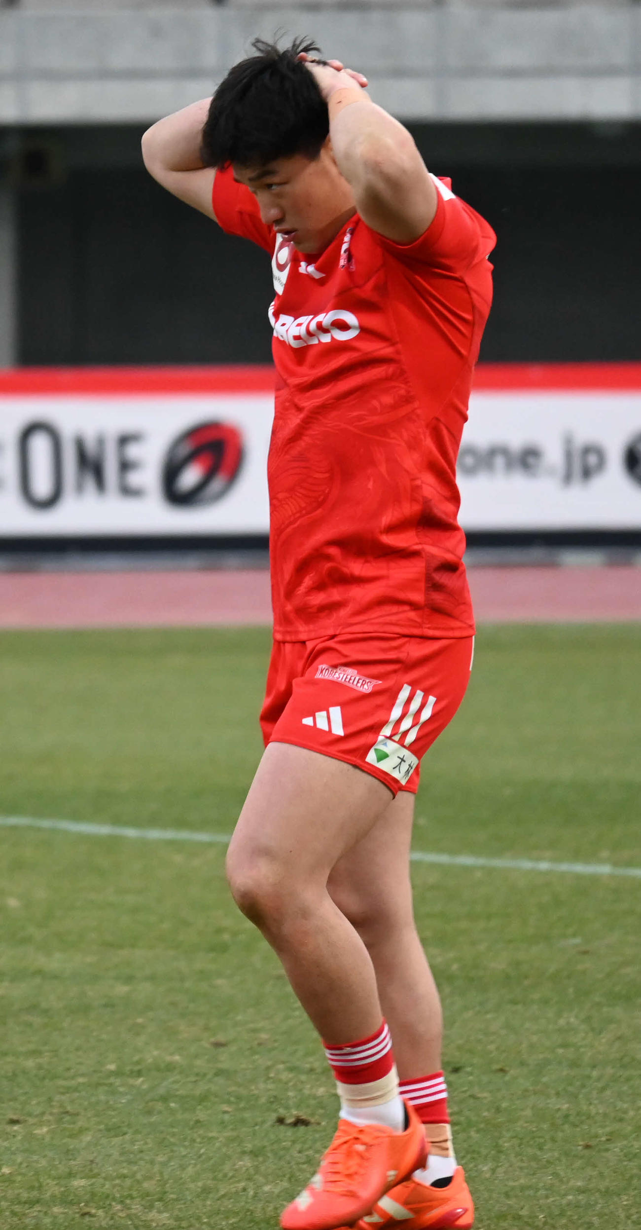 試合に敗れ悔しそうな表情を見せる神戸の李（撮影・飯岡大暉）