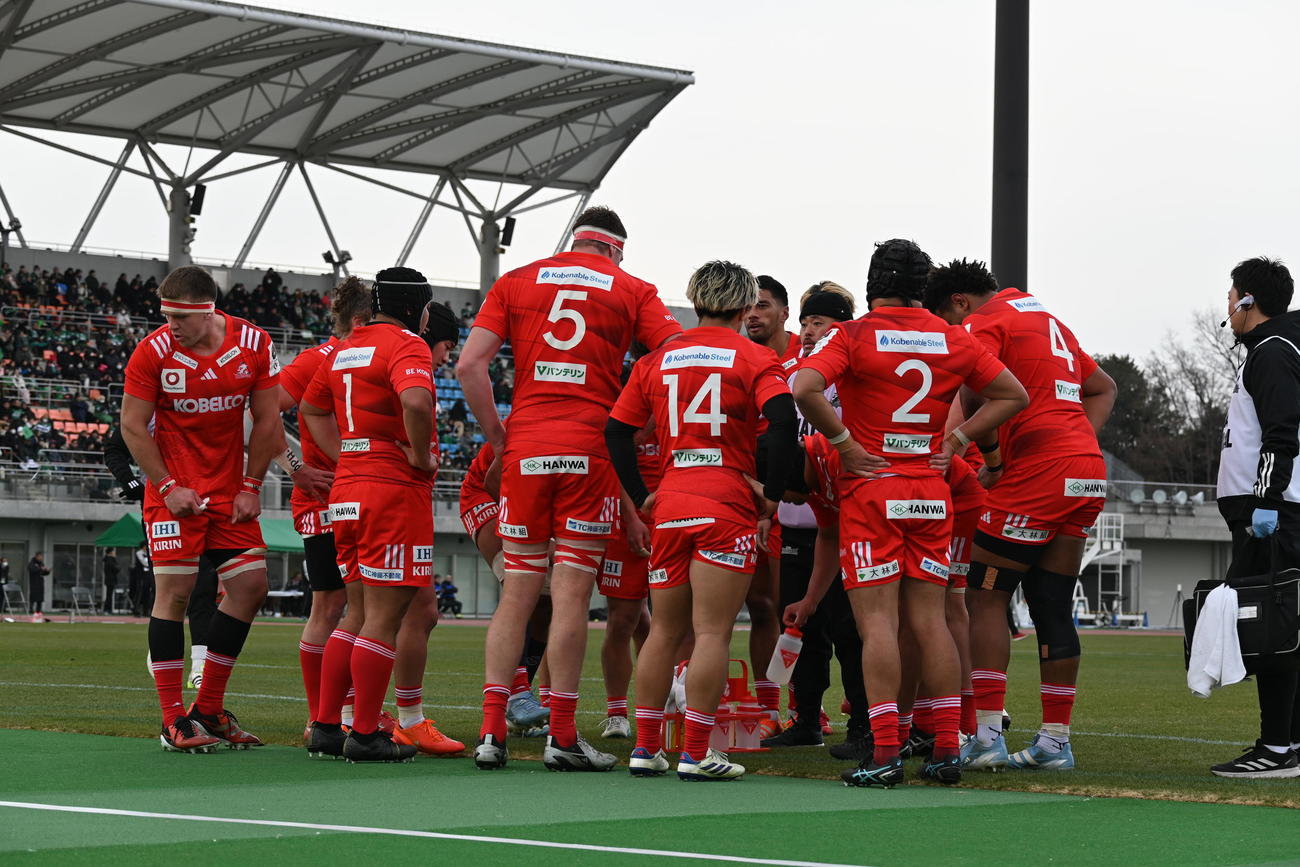 トライを奪われ円陣を組む神戸メンバー（撮影・飯岡大暉）