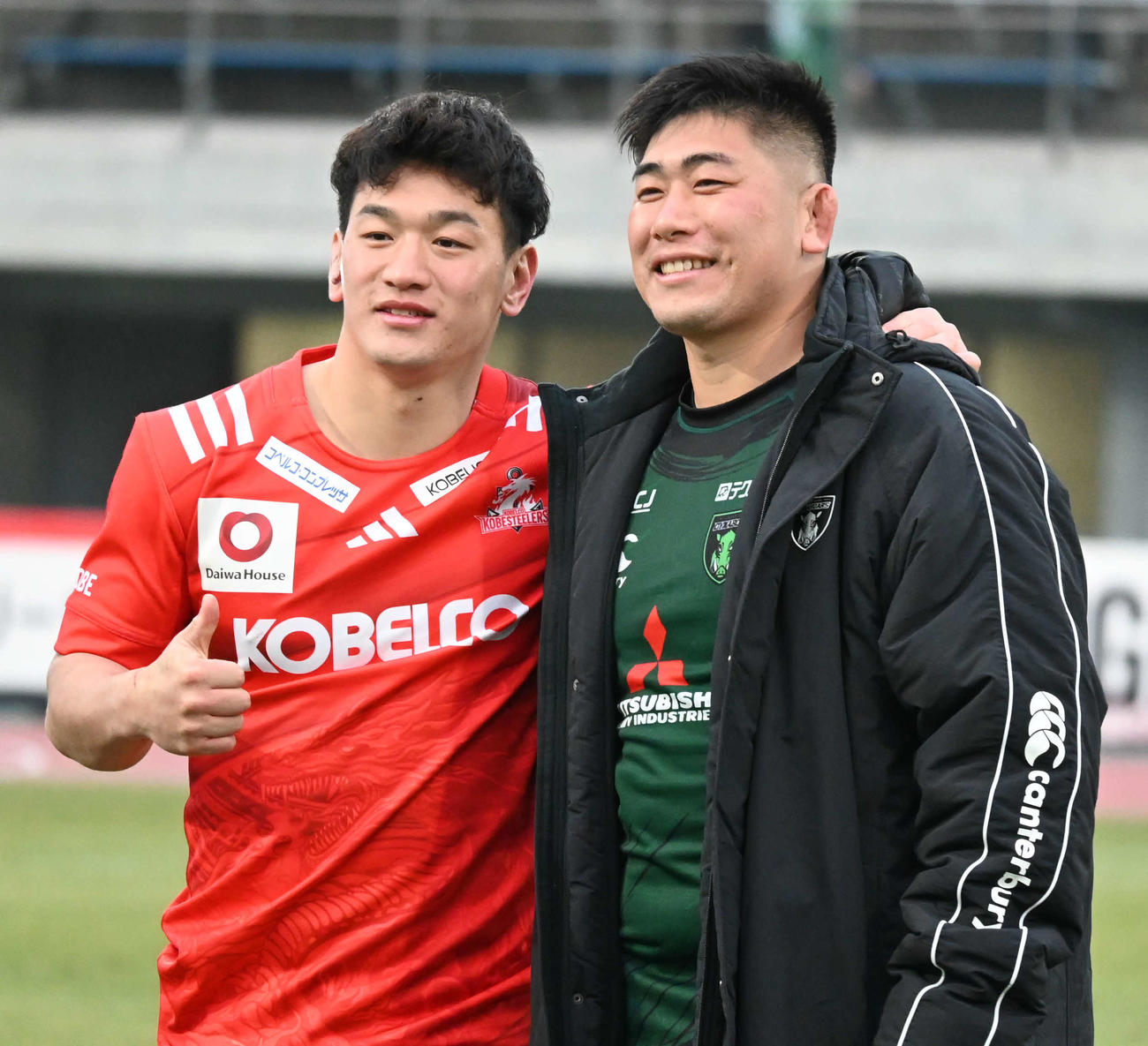 相模原の李承〓（火ヘンに赤二つを横に並べる）（右）は試合後に弟の承信と記念撮影する（撮影・飯岡大暉）