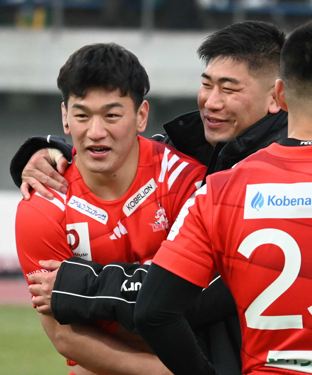 相模原の李承〓（火ヘンに赤二つを横に並べる）（右）は試合後に弟の承信に抱きつく（撮影・飯岡大暉）
