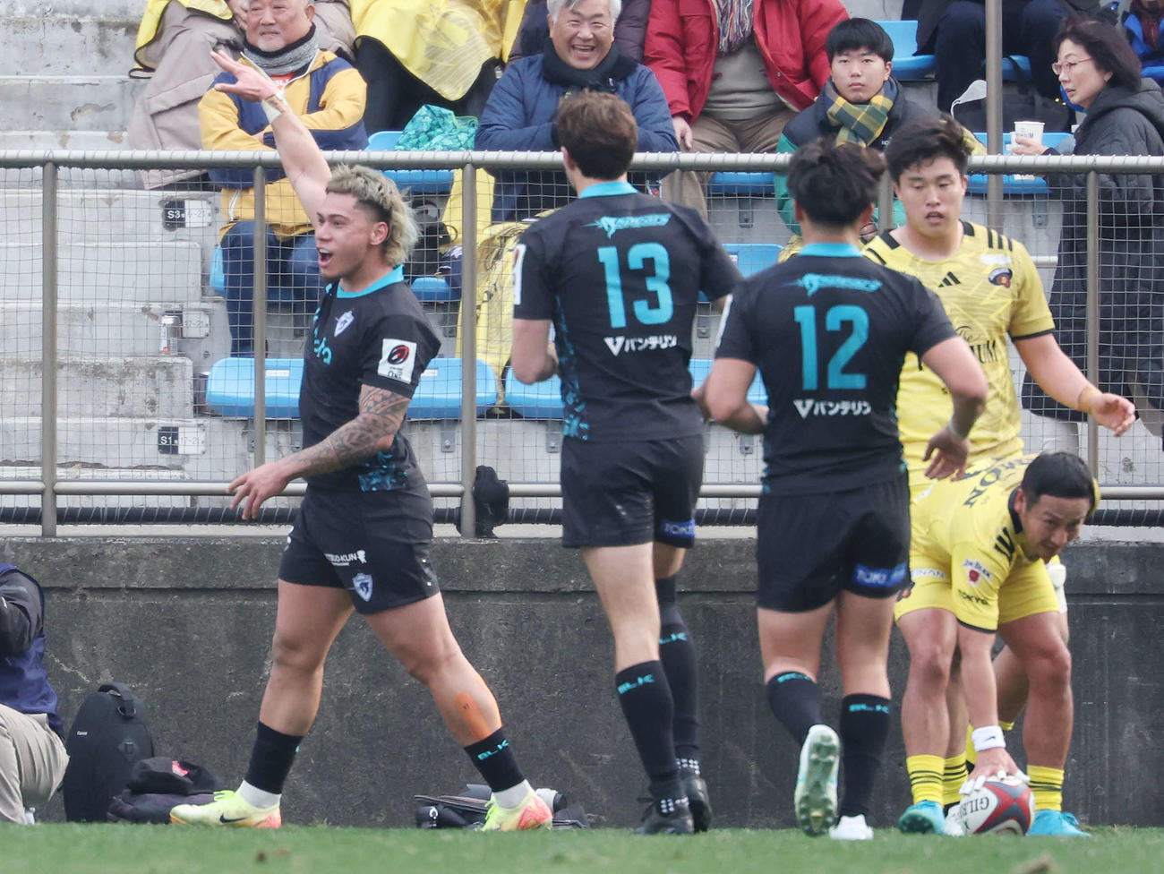 東京SG対東京ベイ　前半、トライを決めた東京ベイのバイレア（左）（撮影・宮地輝）