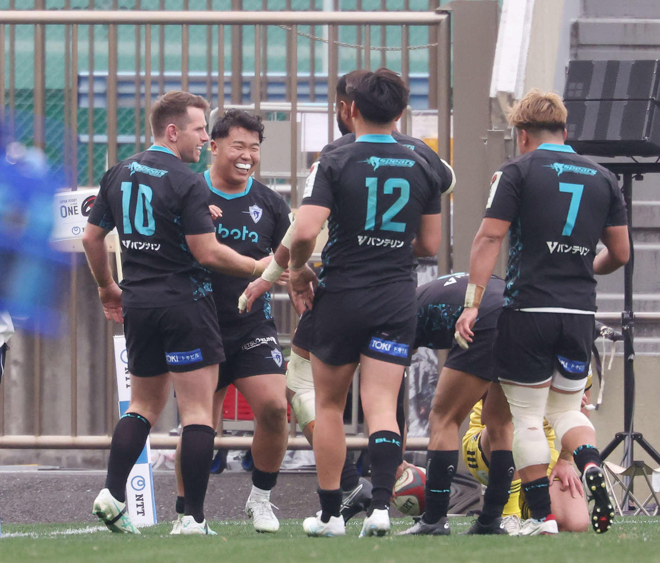 東京SG対東京ベイ　後半、トライを決めチームメートと喜ぶ東京ベイのフォーリー（左）（撮影・宮地輝）