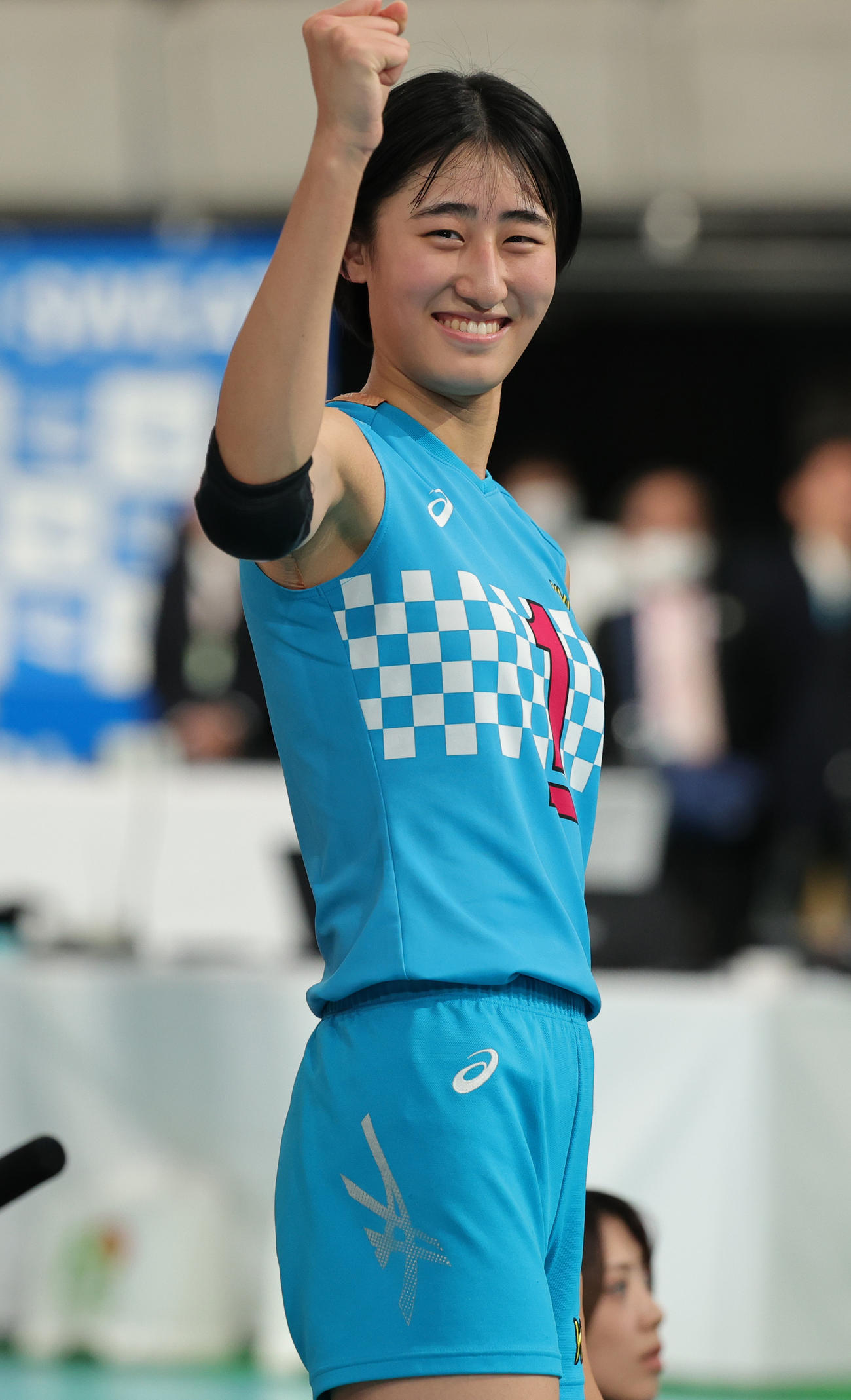 共栄学園対下北沢成徳　優勝インタビューで、応援席の母愛さんに優勝を報告する共栄学園・秋本（撮影・野上伸悟）