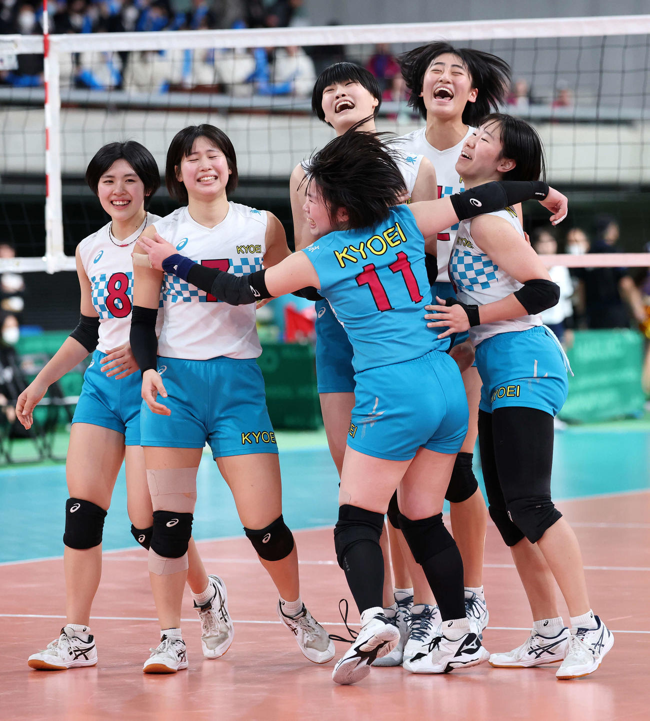 就実対共栄学園　決勝進出を決め喜ぶ共栄学園の選手たち、右から2人目は秋本（撮影・鈴木正人）