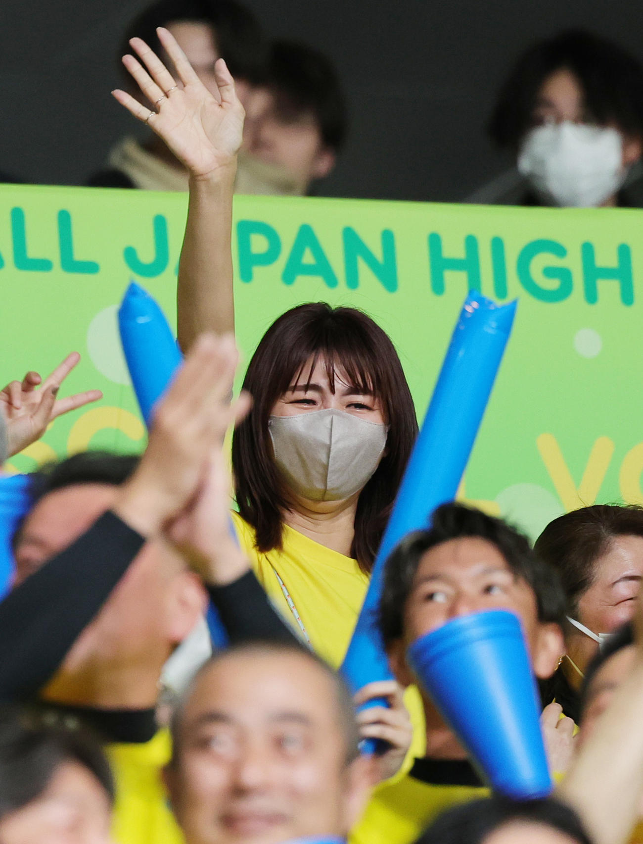 共栄学園対下北沢成徳　共栄学園・秋本美空の母の愛さんは、優勝インタビューで「優勝したぞ」と娘からの言葉を受け、感極まり手を振り返す（撮影・野上伸悟）