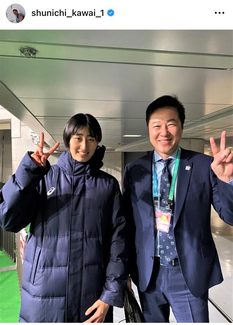 インスタグラムでバレーボール女子で共栄学園エースの秋本美空（左）とのツーショット写真を公開した川合俊一氏