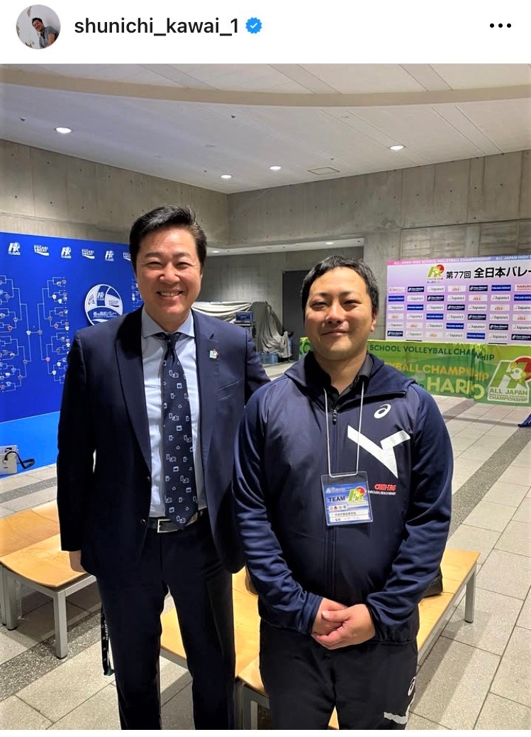 インスタグラムで共栄学園女子バレーボール部の中村文哉監督（右）とのツーショット写真を公開した川合俊一氏