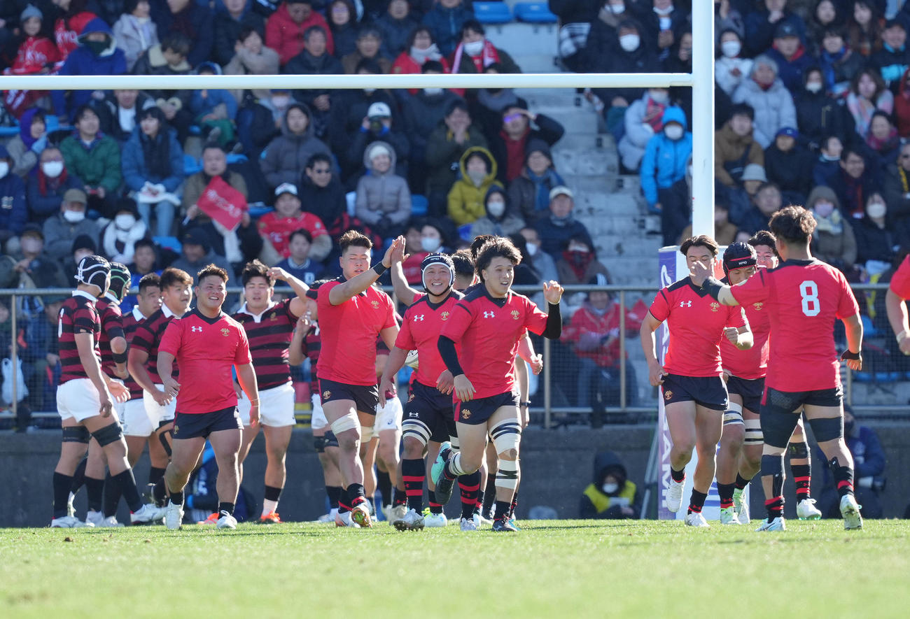 早大対帝京大　前半、トライを決め喜ぶ帝京大の選手たち（撮影・足立雅史）