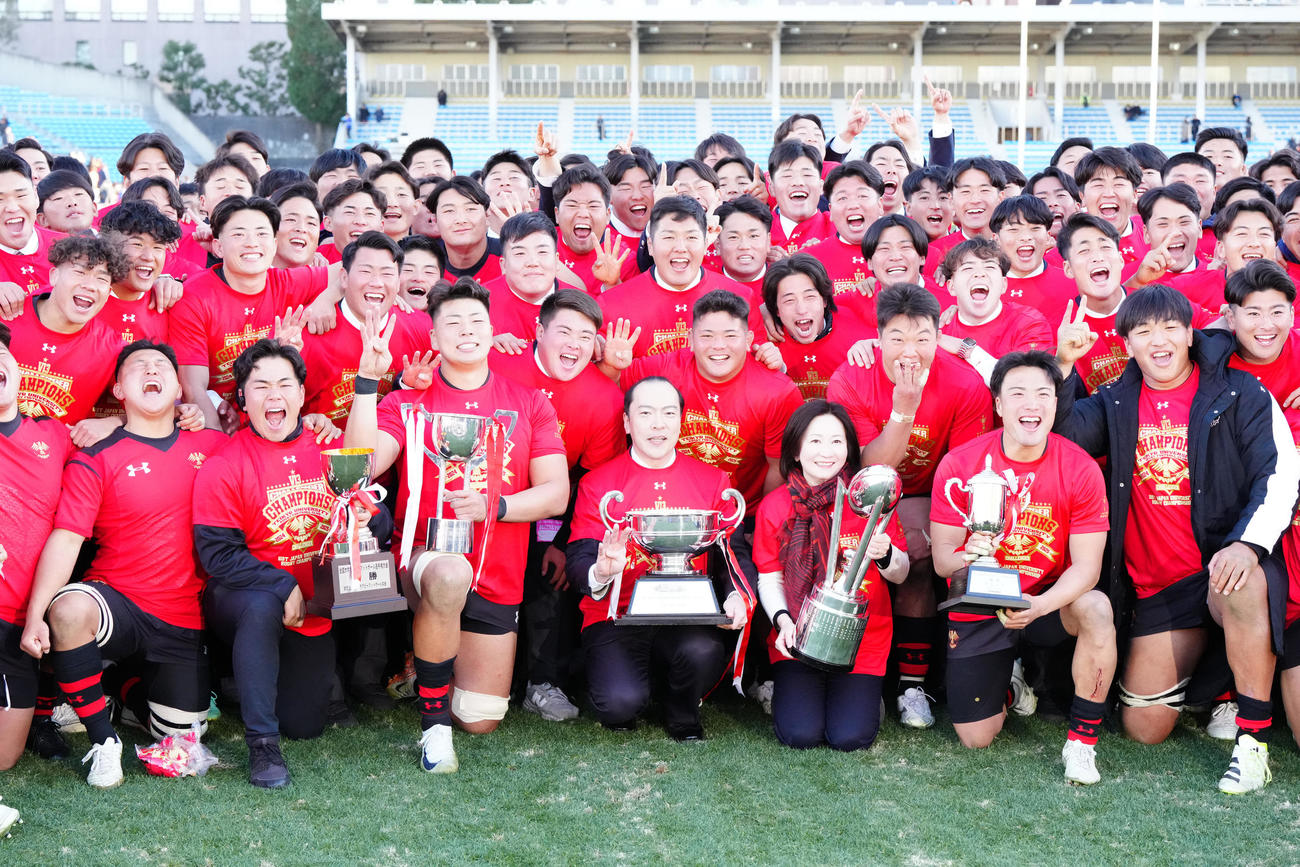 早大対帝京大　優勝し記念撮影する帝京大の選手たち（撮影・江口和貴）