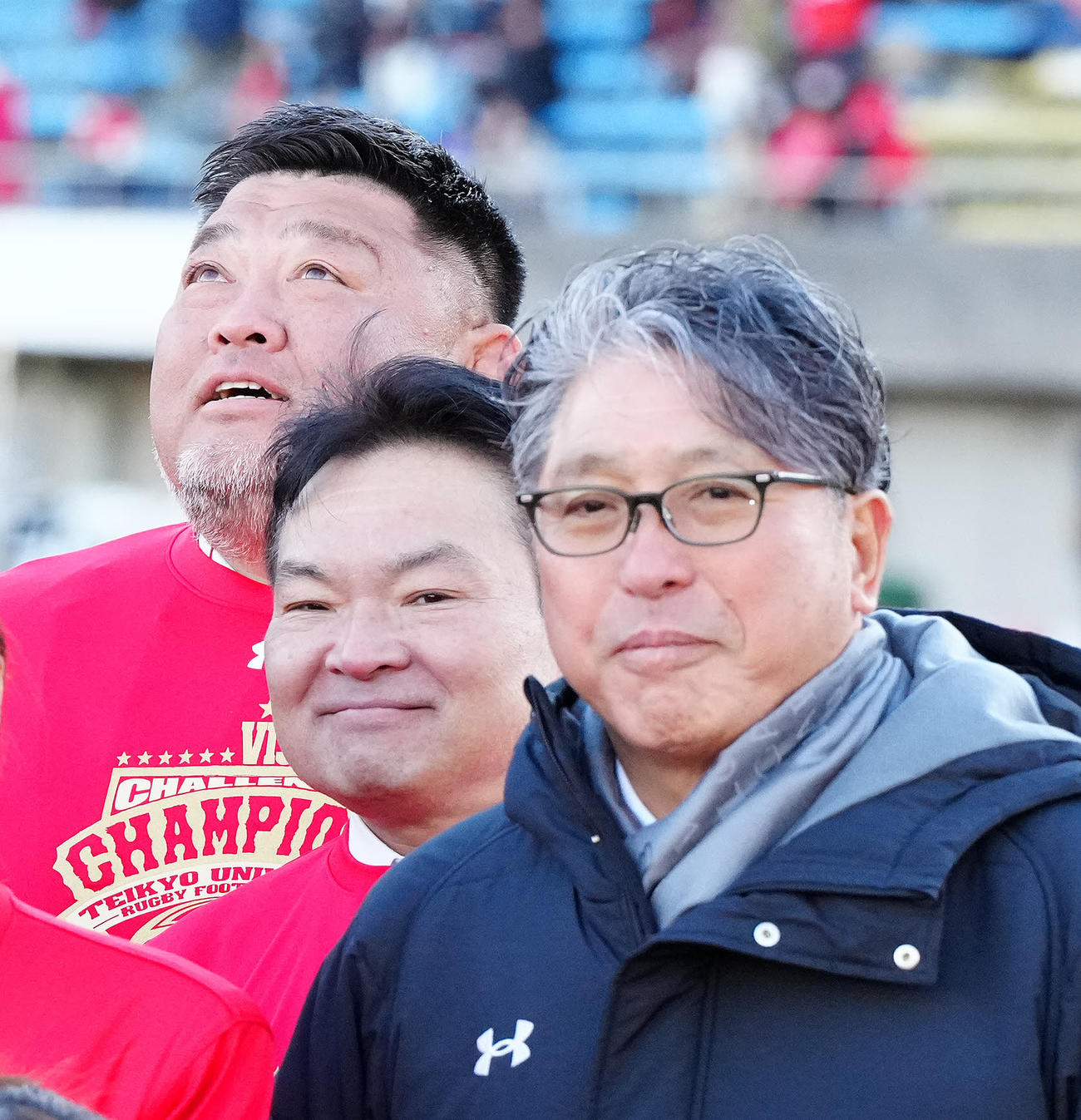 早大対帝京大　優勝し記念撮影に臨む帝京大の相馬監督（左）。右は前監督の岩出氏（撮影・江口和貴）